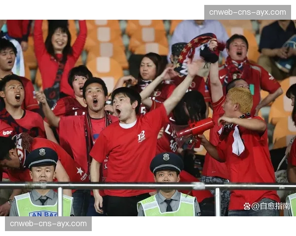 场边花絮：暴雨中，小球迷的旗帜被吹走，客队球员捡起并亲自交还